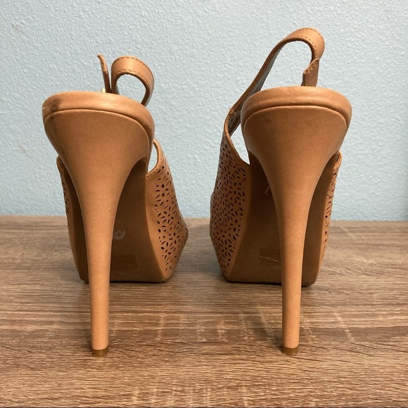 BCBGeneration Platform 2” Pump 5.5” Heels - Sz 10 - Cream - Picture 11 of 13